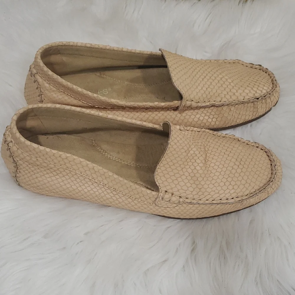 AEROSOLES Beige Textured Moccasins for Women - Picture 4 of 10